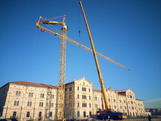 LIFTING CRANE BUILDING FOR ASSEMBLY AND REMOVAL
